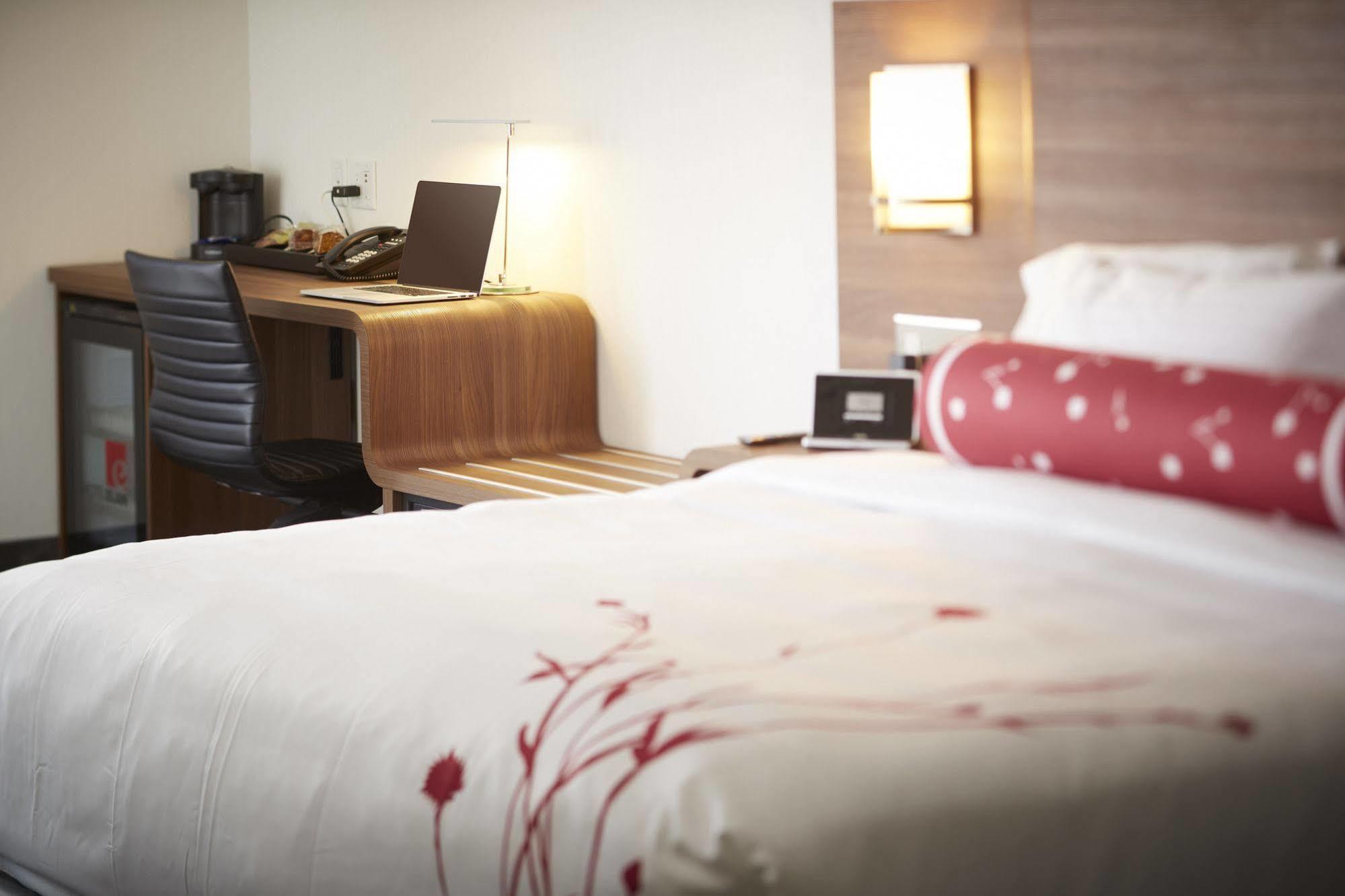Hotel Elan Калгари Экстерьер фото